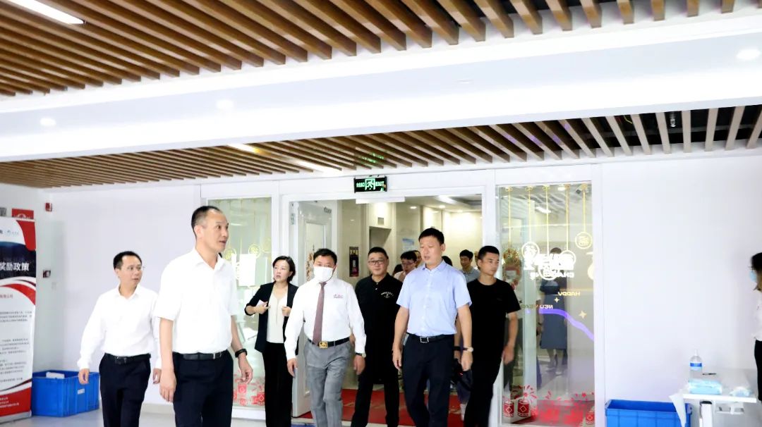 張家港市南豐鎮(zhèn)領(lǐng)導一行蒞臨鴻博斯特考察